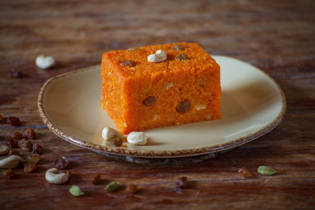Гаджар халва: морковный десерт с добавлением изюма, орехов кешью, масла ги, сахара, молока и кардамона. 